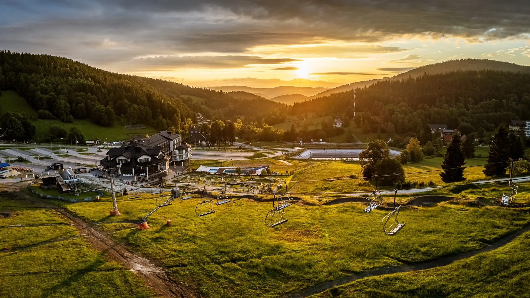 Czarna Góra Resort latem o zachodzie słońca
