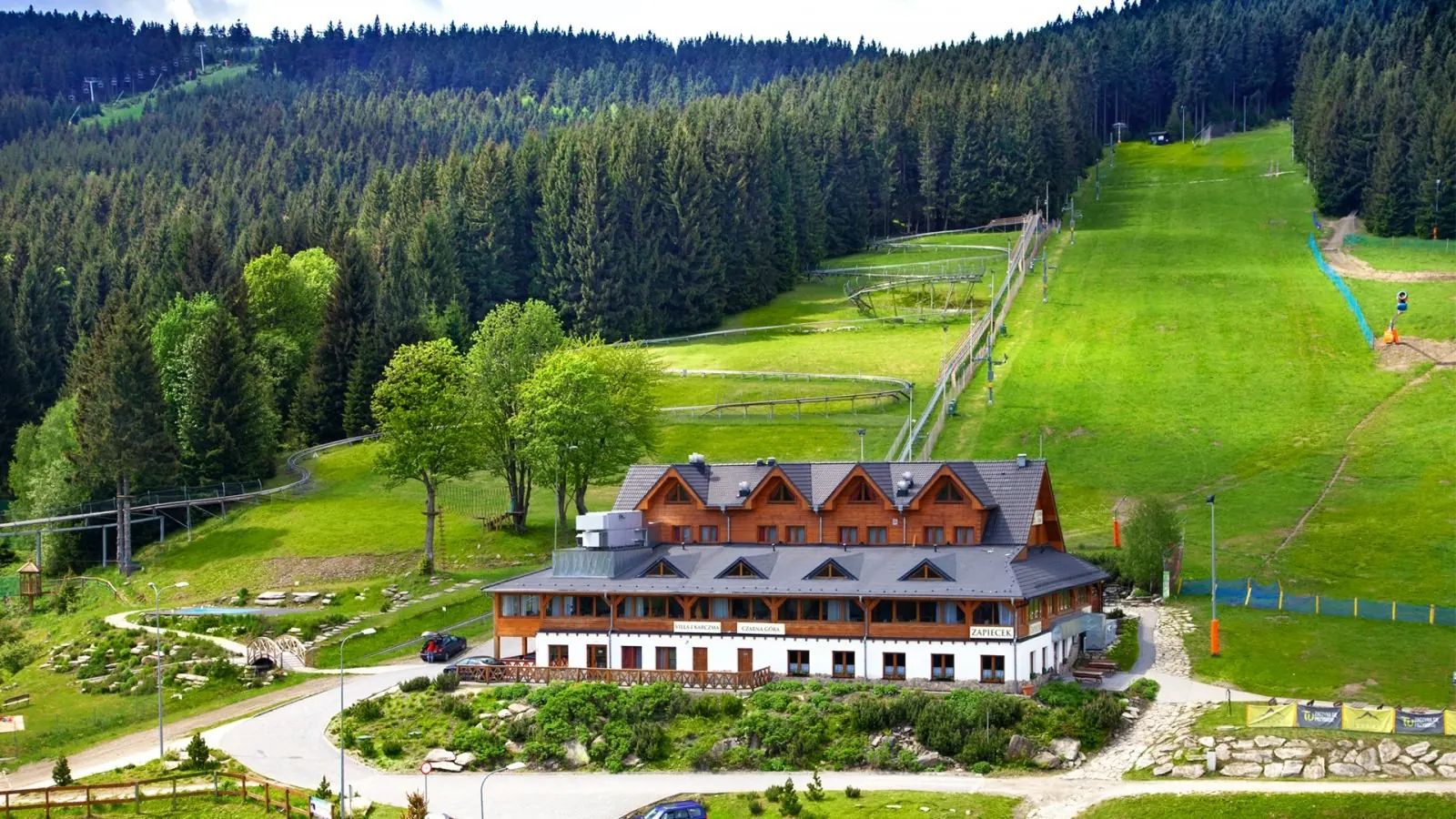 Karczma Czarna Góra latem z lotu ptaka
